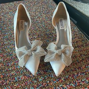 Badgley Mischka Brand
Meilani Bow Kitten Heel size 6